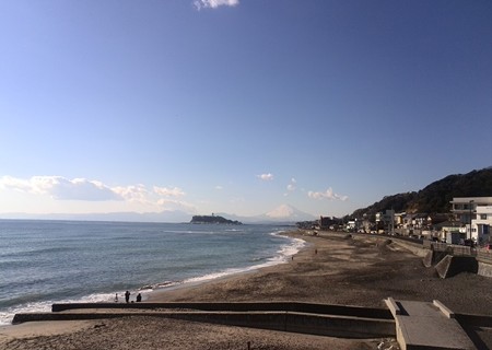 稲村ケ崎でもきれいにみえていましたよ。江ノ島。富士山。そして凪な海。サーファーもいない。