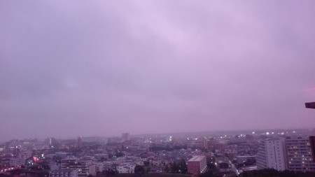 5月13日ラベンダー色の空
