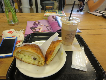 アイスカフェラテ+チキンサラダサンド