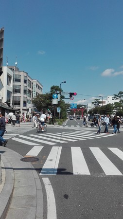 鎌倉駅前入口から八幡の参道をながめる