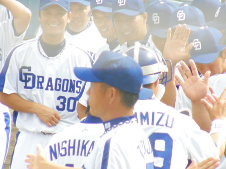054 勝利のハイタッチです