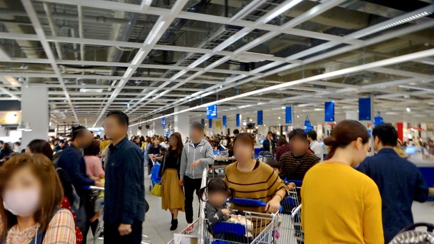 オープン1ヶ月後でも大勢の人で賑わう「IKEA長久手」 - 19:大勢の人が買い物終えて出てきたレジ前