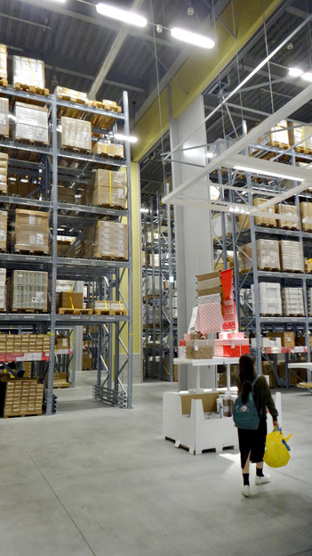 オープン1ヶ月後でも大勢の人で賑わう「IKEA長久手」 - 31:巨大な棚がある1階の倉庫兼ショールーム