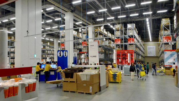 オープン1ヶ月後でも大勢の人で賑わう「IKEA長久手」 - 36:巨大な棚がある1階の倉庫兼ショールーム