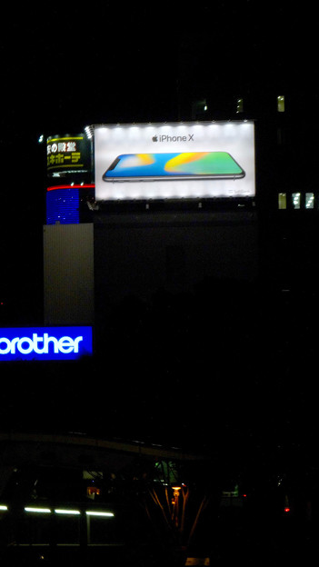 久屋大通沿いの目立つ「iPhone X」の広告（夜） - 2