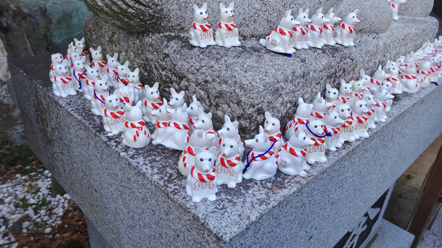 戌年で賑わう2018年正月の「伊奴(いぬ)神社」 - 31:犬石像の下に小さい犬の置き物!?
