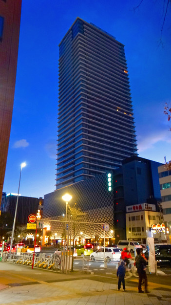 建物が完成した4月再開場予定の御園座 - 1:そびえ立つ御園座タワー