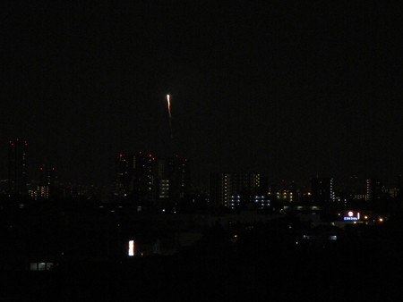 花火が上がっていきます