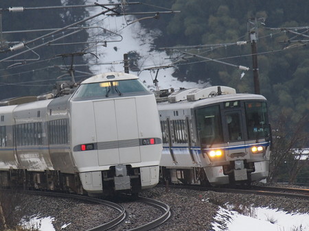 521系普通と683系サンダーバードとの離合 北陸本線津幡~倶利伽羅