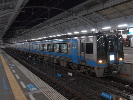 2000系ホームExp高松 予讃線高松駅01