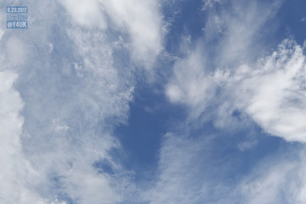 やさしい雲の切れ間からの青空 ～夏空ぽくない～25mmの空は広く遠くデジカメも良い！