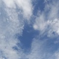 やさしい雲の切れ間からの青空 ～夏空ぽくない～25mmの空は広く遠くデジカメも良い！