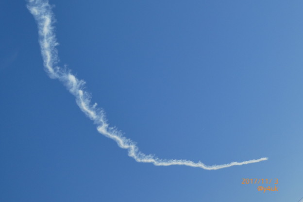 Photos: 13:45Blue skyに映えるWhite smoke～ブルーインパルス～青空、ひとりきり