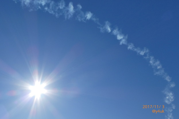 Photos: 13:45:20smoke & sunshine～Blue Impulse, Blue sky～太陽を廻り～秋晴れのしたで