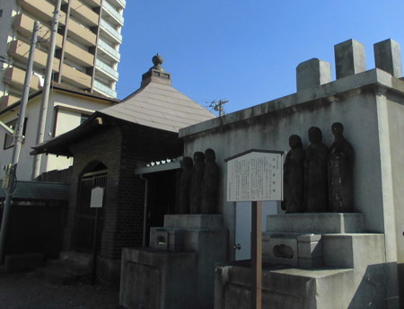 法禅寺-05流民叢塚碑・納骨堂 & 板碑覆堂