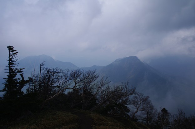 男体山頂上からの大真名子山と太郎山