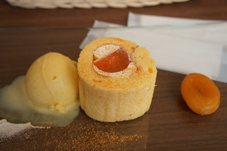 高知県産フルーツトマトのロールケーキ