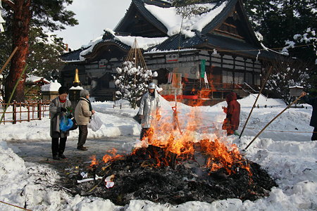 尾山神社　左義長　「どんど焼き」