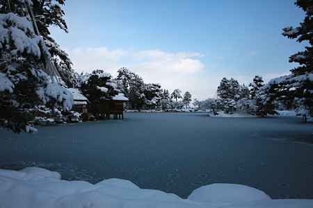 霞が池と内橋亭　　雪化粧