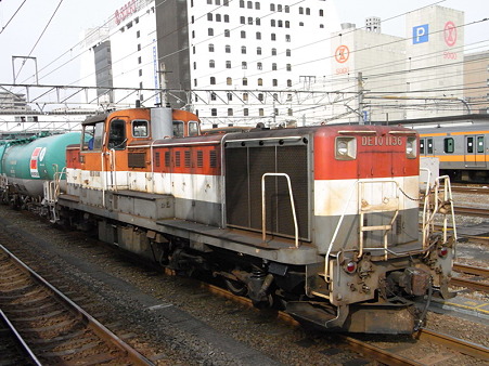 DE10-1136とタキ(八王子駅)