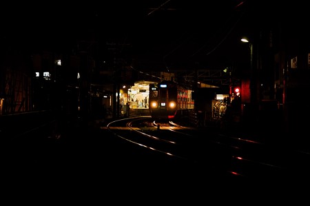 柴又駅下りホームは大混雑