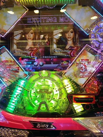 初打ちは1.25ぱちで+千円でした。 途中9連して呑まれたけど楽しめました。浜崎あゆみの台自体初でした。
