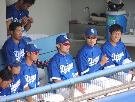 3塁側ベンチ。