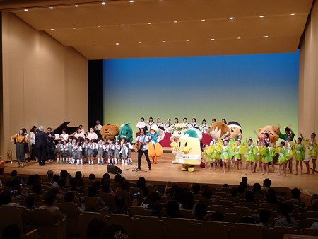 みんなで歌いましょう。