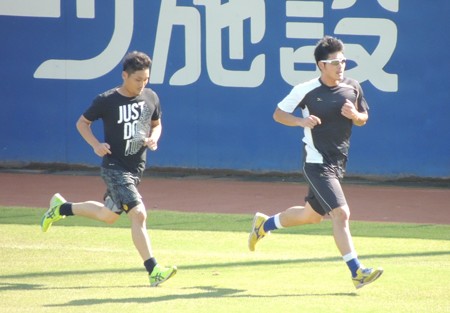 外野を走ります。