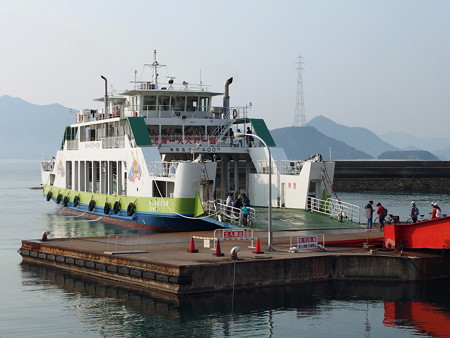 忠海港に停泊する大三島フェリー