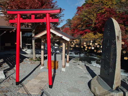 嚴磐叢神社の鳥居と社