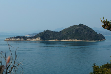 大久野島から眺める小久野島