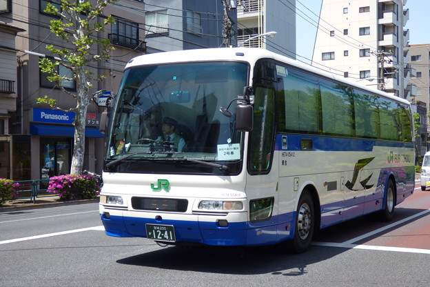 Photos: 「快晴の下の新緑」を映すバス