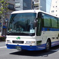 「快晴の下の新緑」を映すバス