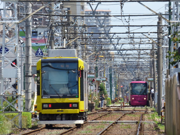 「陽炎の中」へ向かう8907号車