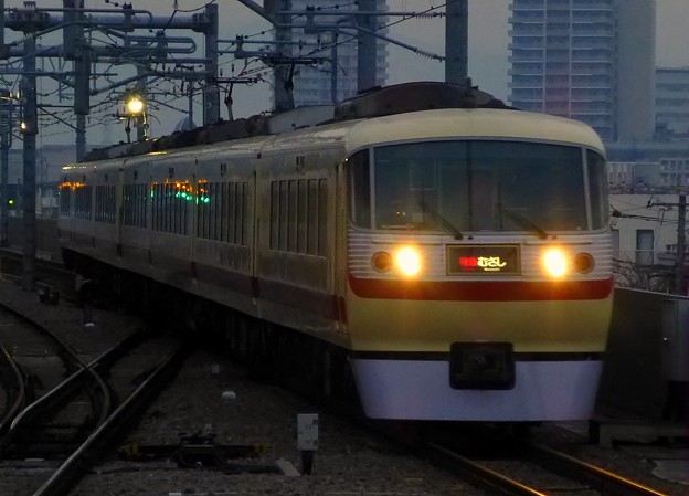〈特急〉10000系10105F〈ﾚｯﾄﾞｱﾛｰｸﾗｼｯｸ〉（10ﾚ）むさし10号SI01池袋