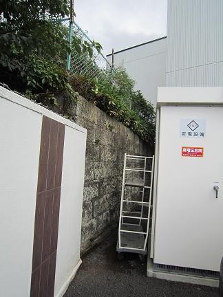 松ヶ峰門近くの土塁