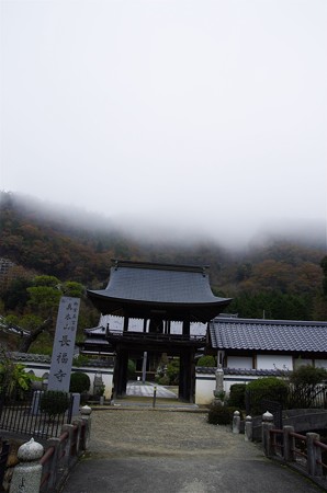 朝霧の中の美作長福寺
