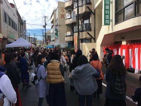大にぎわいでしたね。歌ってる地元シンガーの「ココア」さん歌ってます。上手でしたよ。
