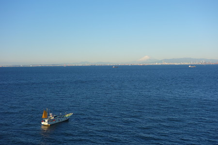 釣り船と富士山