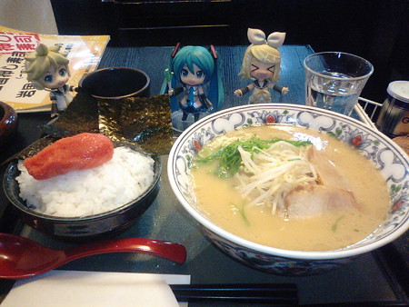 岩国駅構内の食堂にて、ラーメンと明太子ご飯のセット! リン:「ひ...