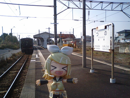 都農駅に停車、対向列車待ち7分。 リン:「つののある子はいねがぁ...