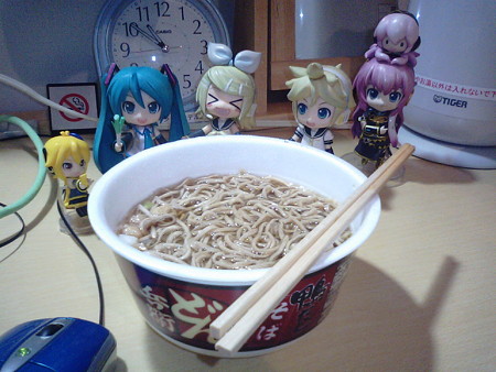 ミク:「年越し蕎麦なう、です!」