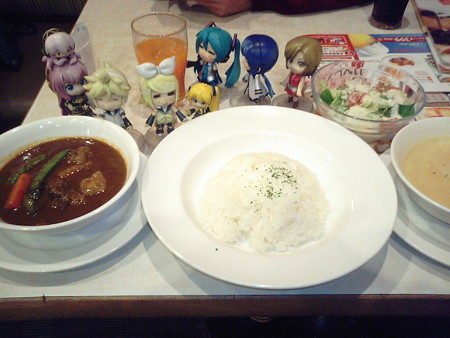 ガストにて、朝カレーなう。 ミク:「……やさいじゅーすが、みどり...