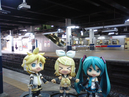リン:「小倉駅に到着だゅ!」 ミク:「下関に渡る電車を、二本早める...