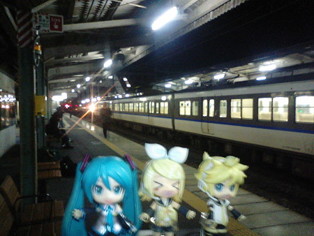 ミク:「広駅に到着です。9分後に次の電車きますね」 リン:「全然広...