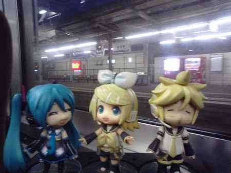 新倉敷駅に停車。 リン:「リンちゃん起動なう♪」 ミク:「リンちゃ...