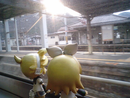 有年駅に停車。 リン:「何かがうねうねしてる駅?!」 レン:「何が...