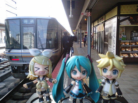 姫路駅に到着、上り新快速に乗り換えます。 リン:「すごい混雑だっ...