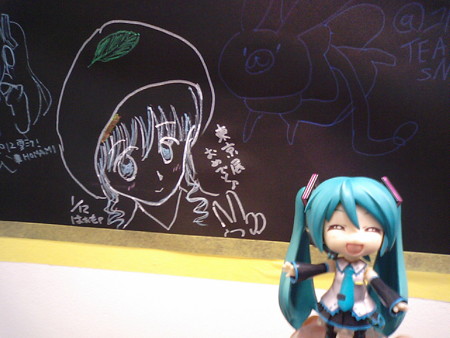 壁に白無垢さん落書きしてきた♪ ミク:「わぁーいありがとうござい...